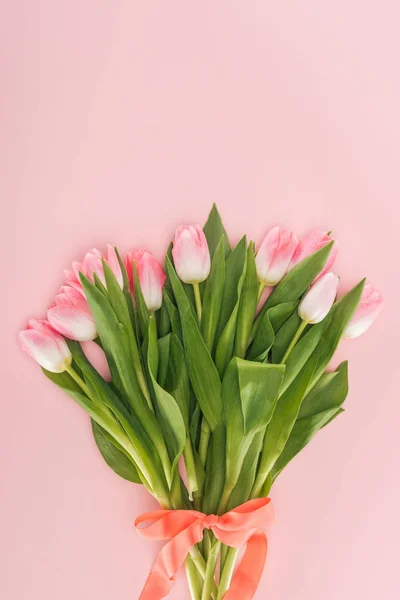 Vista Superior Buquê Floral Primavera Com Tulipas Fita Isolada Rosa — Fotografia de Stock