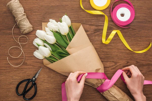 Vista Recortada Floristería Haciendo Ramo Flores Tulipán Primavera Con Cinta —  Fotos de Stock