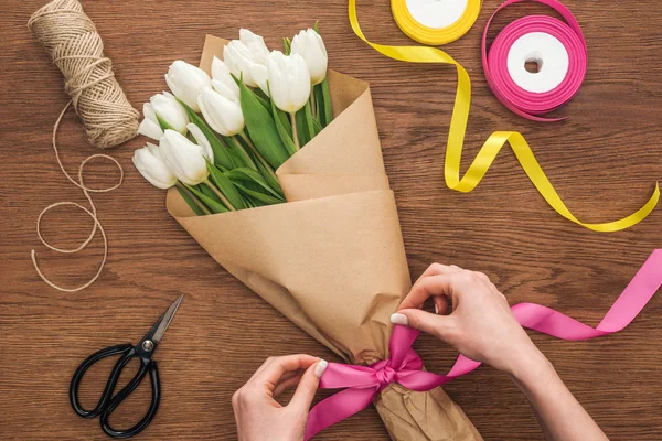 Vista Parcial Floristería Haciendo Ramo Tulipanes Blancos Con Cinta Sobre —  Fotos de Stock