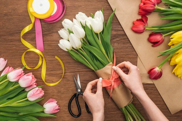 Vista Recortada Floristería Femenina Haciendo Ramo Tulipanes Primavera Sobre Fondo —  Fotos de Stock