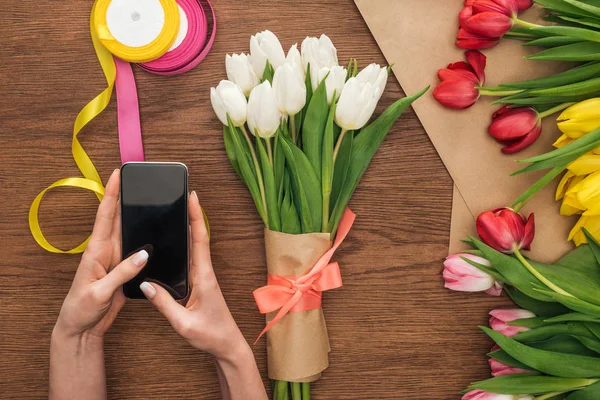 Vista Cortada Florista Usando Smartphone Perto Buquê Primavera Com Tulipas — Fotografia de Stock