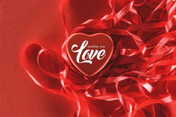 Vista Ravvicinata Bel Cuore Rosso Con Invio Amore Lettering Nastri — Foto Stock