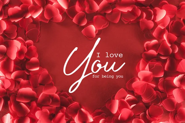 あなたを愛している レタリング バレンタイン日の概念と赤背景に装飾的な花弁から美しいハート形のフレームの上から見る — ストック写真