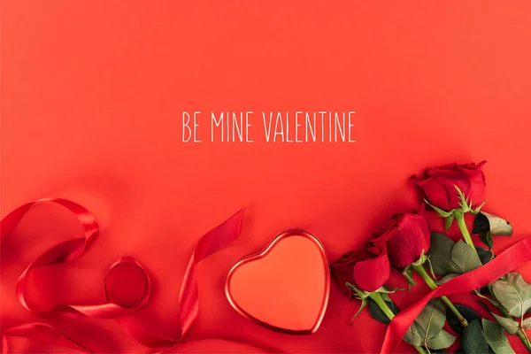 Top Uitzicht Hartvormige Doos Rozen Geïsoleerd Rood Met Mine Valentine — Stockfoto