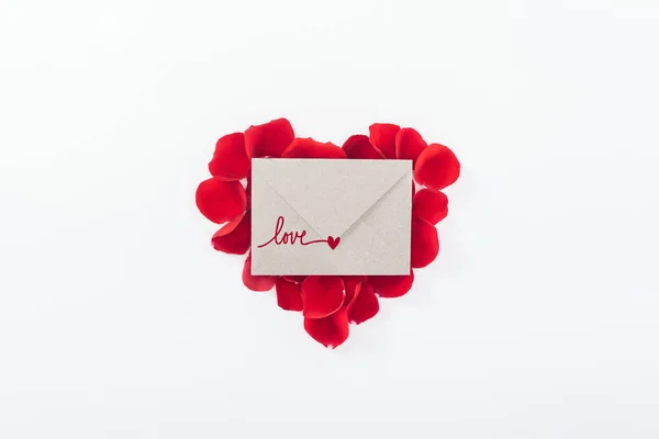 のレタリングと赤いバラの花びらから作られた心と封筒の上から見る白い のバレンタインデーのコンセプトに分離 — ストック写真