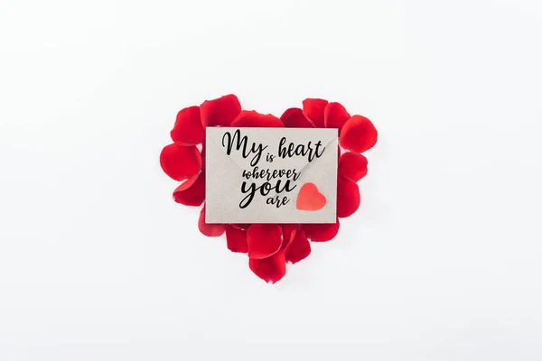 마음은 봉투의 글자와 세인트 발렌타인 꽃잎의 — 스톡 사진