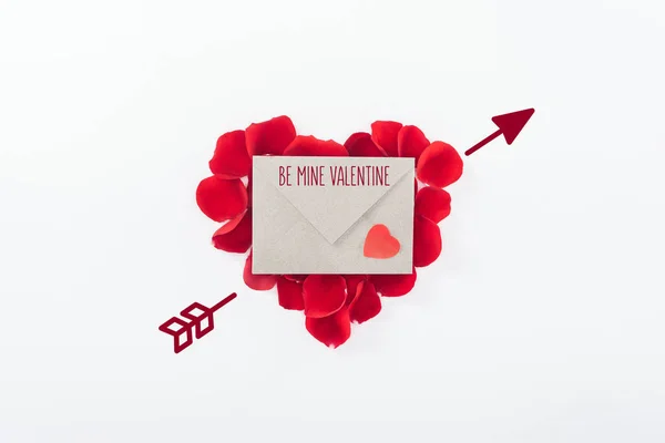 Vista Superior Envelope Com Letras Mine Valentine Coração Feito Pétalas — Fotografia de Stock