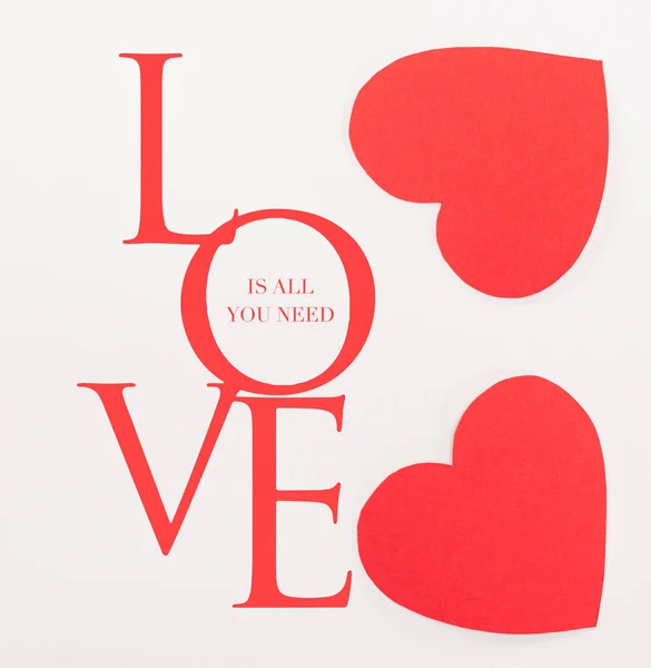 Top Uitzicht Rode Hartvormige Papieren Kaarten Geïsoleerd Wit Met Love — Stockfoto