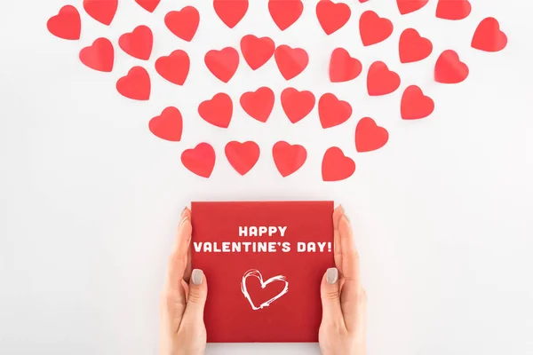 Oříznutý Snímek Ženy Držící Obálky Happy Valentines Day Nápisy Desítek — Stock fotografie