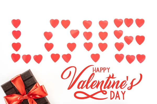 心のシンボルは の文字白 幸せなバレンタインデーに分離されたお祝いリボンで包まれたチョコレートをレタリングとフラット レイアウト — ストック写真