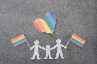 Gökkuşağı renkli bayrakları ve gri arka plan, lgbt kavramı üzerinde kağıt kalp ile aynı seks aile kağıt kesme