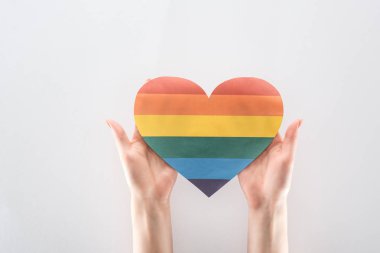 Gökkuşağı renkli gri, lgbt kavramı izole kağıt kalp tutan kadın görünümünü kırpılmış