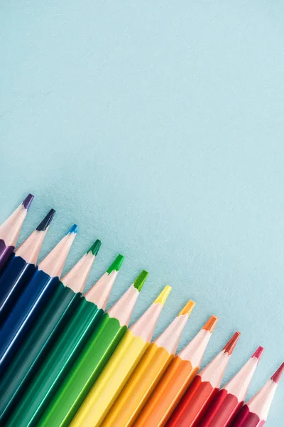 Vue Dessus Des Crayons Multicolores Arc Ciel Sur Fond Bleu — Photo