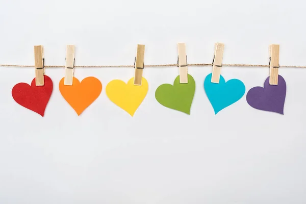 彩虹五颜六色的纸心脏在被隔绝的绳索白色 Lgbt — 图库照片