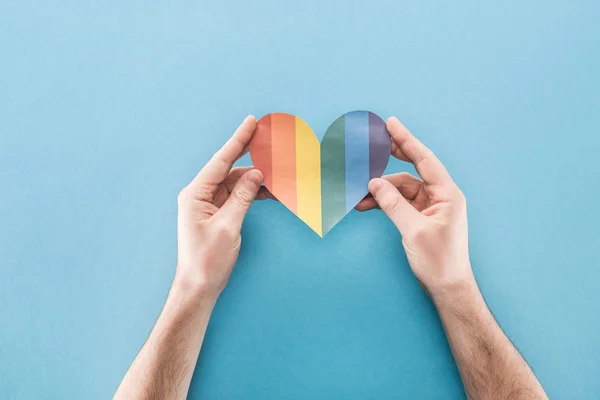 Corte Mãos Masculinas Com Coração Papel Colorido Arco Íris Fundo — Fotografia de Stock