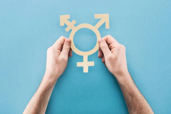 Teilansicht Eines Mannes Mit Weißem Papier Geschlechtszeichen Auf Blauem Hintergrund — Stockfoto