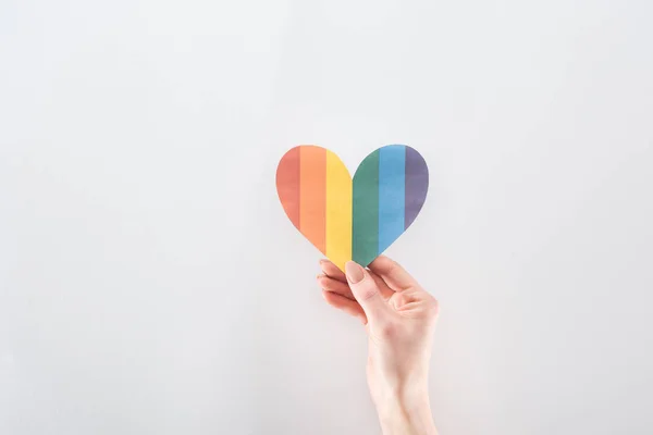 Lgbt の概念 灰色の背景の紙のハート色の虹と女性の手の部分的なビュー — ストック写真