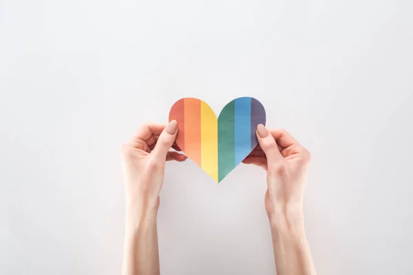 Visão Parcial Mulher Segurando Coração Papel Colorido Arco Íris Fundo — Fotografia de Stock