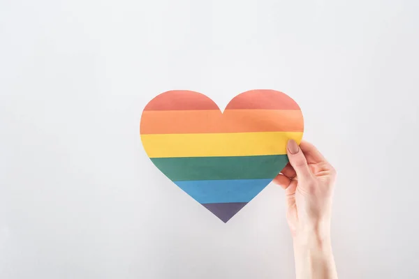 Vista Recortada Mano Femenina Con Corazón Papel Color Arco Iris — Foto de Stock