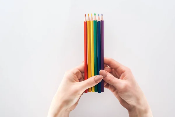 Vista Recortada Mano Femenina Con Lápices Color Arco Iris Sobre — Foto de Stock