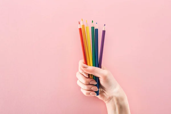 Visão Parcial Mão Feminina Com Lápis Cor Arco Íris Sobre — Fotografia de Stock