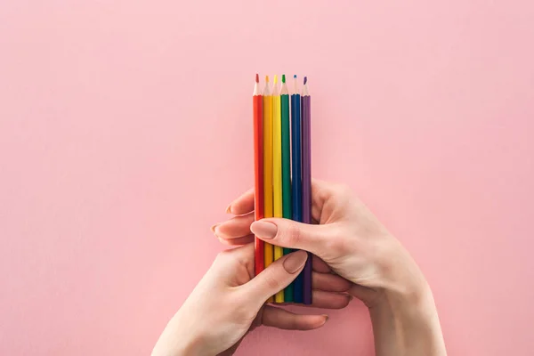 Vista Parziale Mani Femminili Con Matite Colori Arcobaleno Sfondo Rosa — Foto Stock