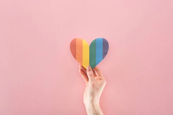 Corte Mão Feminina Com Coração Papel Colorido Arco Íris Fundo — Fotografia de Stock