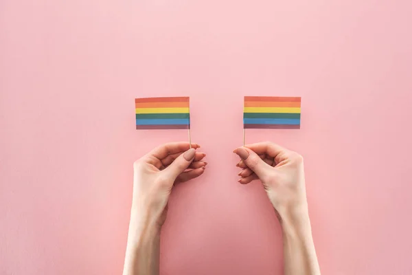 Lgbt の概念 ピンクの背景の紙虹のフラグと女性の手の部分ビュー — ストック写真