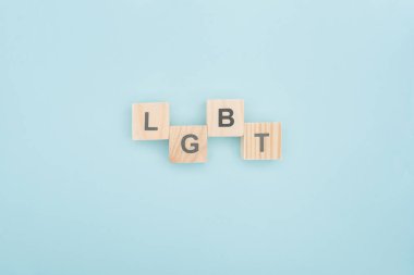 mavi zemin üzerine tahta küpleri yapılmış lgbt yazı üstten görünüm