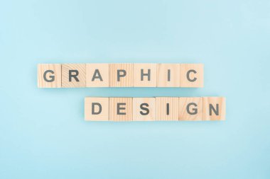 mavi zemin üzerine tahta küpleri yapılmış grafik tasarım yazı üstten görünüm
