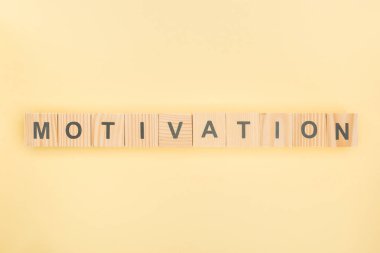 motivasyon yazı tahta küpleri sarı zemin üzerine yapılmış en iyi görünümü