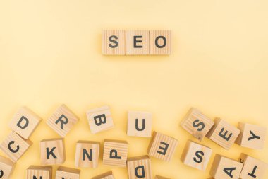 seo yazı tahta küpleri ile üst görünümden sarı zemin üzerine