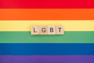 lgbt yazı kağıdı gökkuşağı arka plan üzerinde ahşap blokların yapılan üstten görünüm