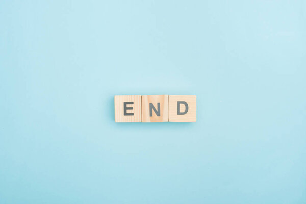 верхний вид надписей из деревянных кубиков на синем фоне
