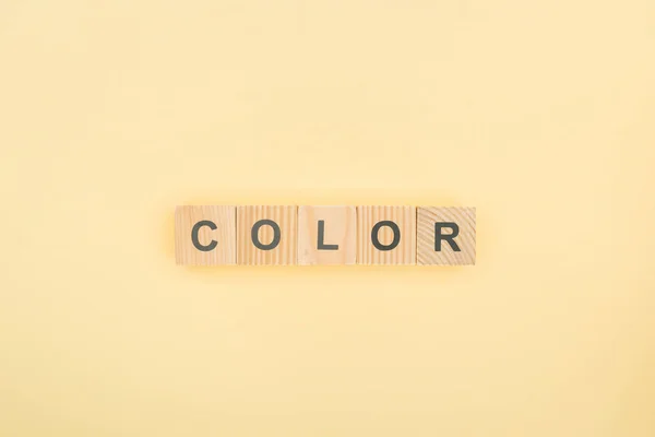 Ansicht Des Farbigen Schriftzugs Aus Holzwürfeln Auf Gelbem Hintergrund — Stockfoto