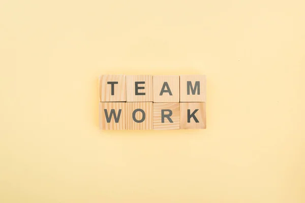 Draufsicht Auf Teamwork Schriftzug Aus Holzklötzen Auf Gelbem Hintergrund — Stockfoto