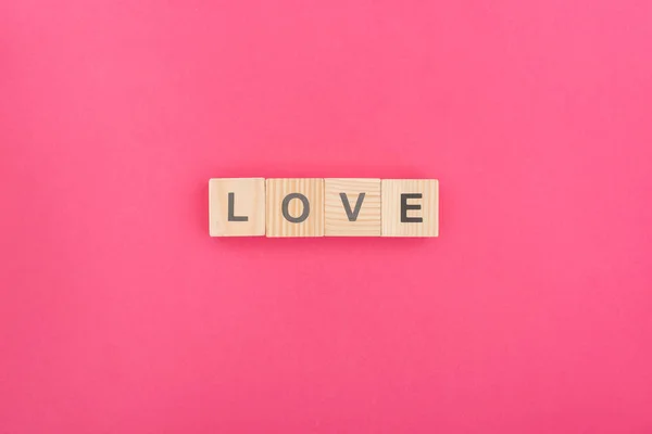 Vista Superior Letras Amor Hechas Bloques Madera Sobre Fondo Rosa — Foto de Stock