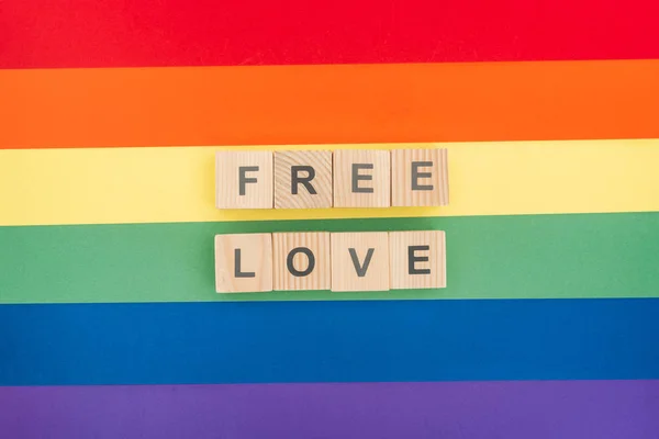 紙虹背景に木製のブロックで作られた無料愛のレタリングの平面図 — ストック写真