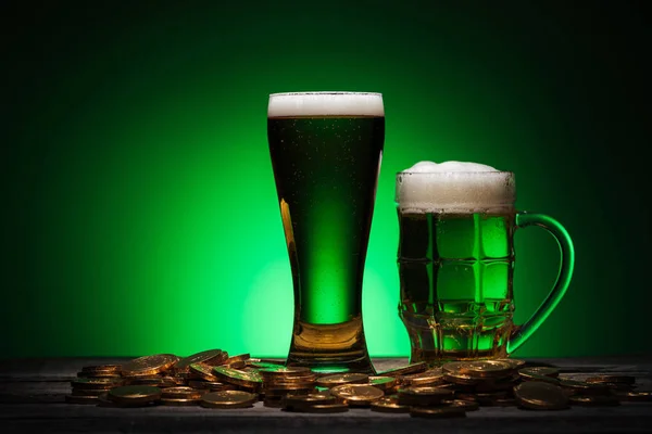 Vasos Cerveza Verde Cerca Monedas Oro Sobre Fondo Verde — Foto de Stock