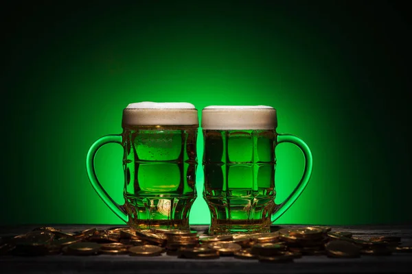Glasses Alcohol Beer Standing Golden Coins Patricks Day Green Background — Stock Photo, Image