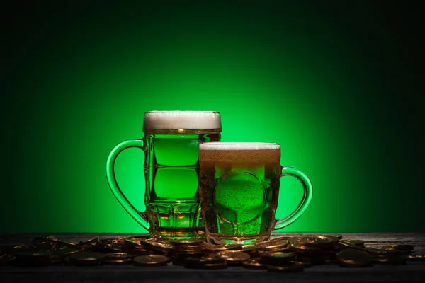 Vasos Cerveza Pie Cerca Monedas Oro Sobre Fondo Verde — Foto de Stock