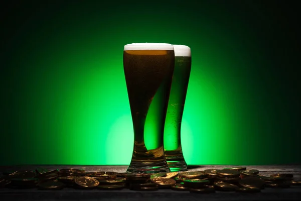 Verres Bière Verte Debout Près Pièces Sur Fond Vert — Photo