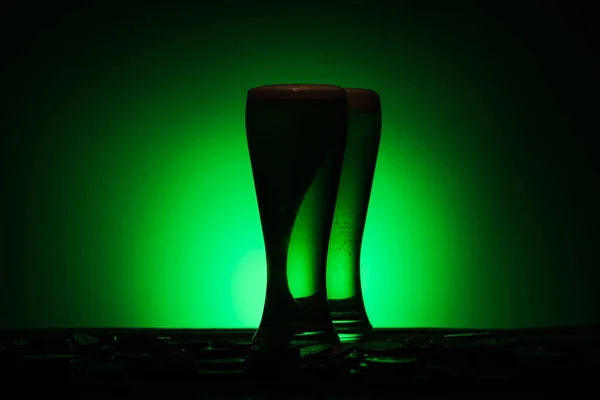 Silueta Vasos Cerveza Irlandesa Pie Sobre Mesa Sobre Fondo Verde —  Fotos de Stock