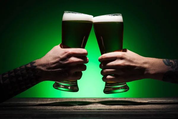 Обрізаний Вид Чоловіків Чіпляються Келихи Ірландського Пива День Святого Патріка — стокове фото