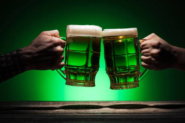 Beskuren Bild Manliga Vänner Spottar Med Glasögon Irish Ale Patricks — Stockfoto