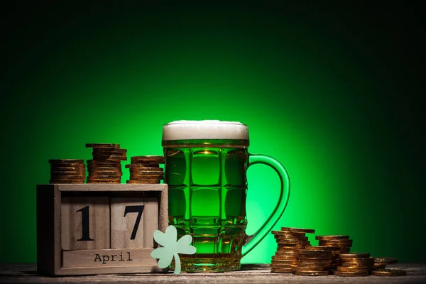 Стакан Зеленого Ирландского Пива Возле Золотых Монет Календарь Кубов Зеленом — стоковое фото
