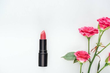 ruj ve pembe gül beyaz izole üstten görünüm