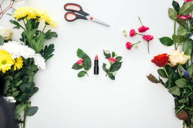 pembe gül tomurcukları, ruj ve beyaz arka plan üzerinde çiçekler çevrili makas üstten görünüm