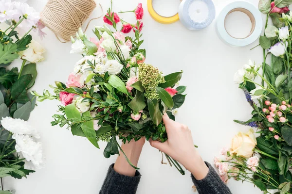 Beskuren Bild Kvinna Överlämnar Vit Bakgrund Bukett Blommor — Stockfoto