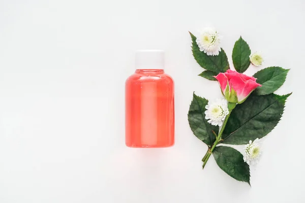 Vista Superior Botella Con Loción Naranja Cerca Boutonniere Aislado Blanco — Foto de Stock